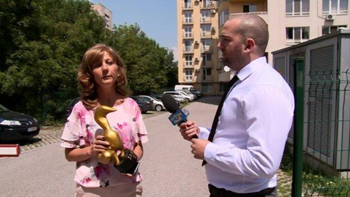 Боби Ваклинов връчи „Златен скункс” на заместник-министъра Росица Димитрова