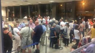 Димящ самолет приземи 200 британци в София, пътниците определиха като "ад" престоя в столицата ни