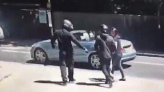 Мотобанда нападна жена и дете посред бял ден в Лондон