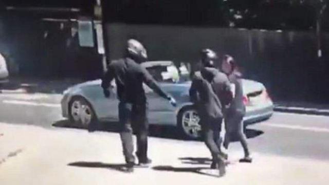 Мотобанда нападна жена и дете посред бял ден в Лондон