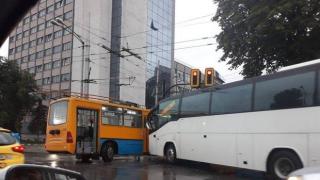 Три жени пострадаха при катастрофа на тролей и автобус в София