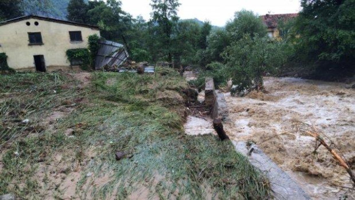 Реки преляха, земеделски земи са под вода, а Етрополе обяви бедствено положение (видео)