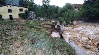 Реки преляха, земеделски земи са под вода, а Етрополе обяви бедствено положение (видео)