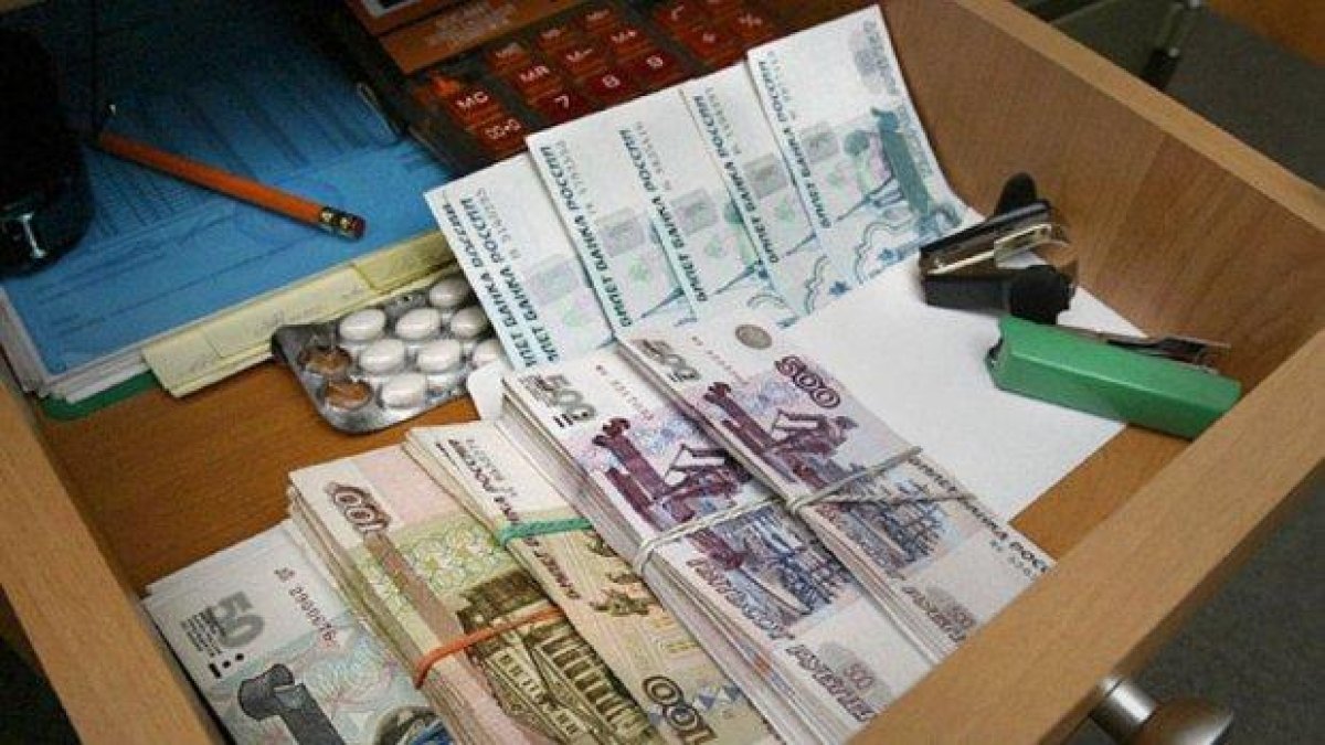 Мъж обявил за продан шкаф, забравил спестяванията си в него