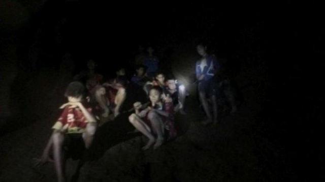 Провизии за 4 месеца и уроци по гмуркане за футболния отбор, блокиран в пещера