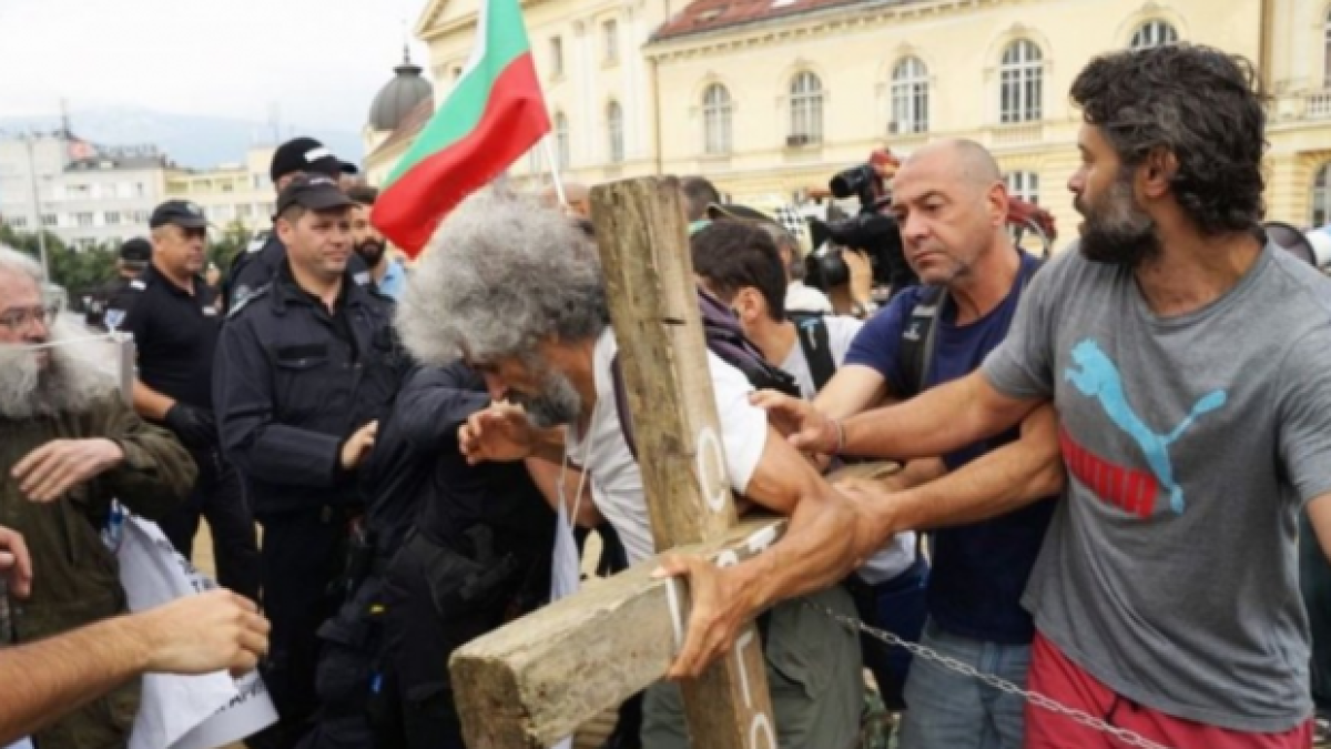 Сблъсъци между протестиращи и полицаи пред парламента