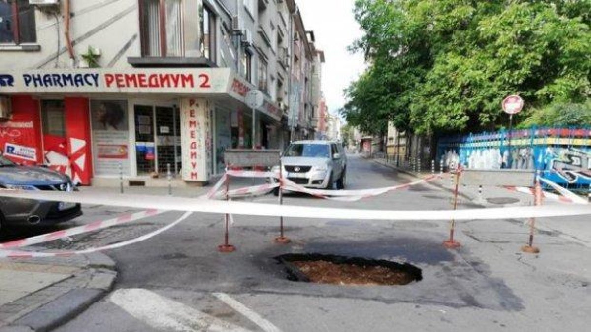 Боклукчийски камион пропадна в огромна яма в центъра на София