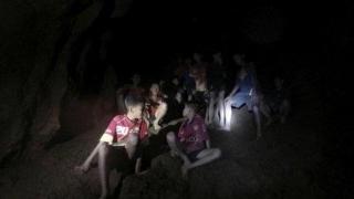 Започна операцията по изваждането на блокираните в пещера в Тайланд деца