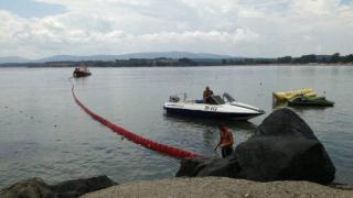 Нафта изтече в морето на Южния плаж в Китен заради лодка