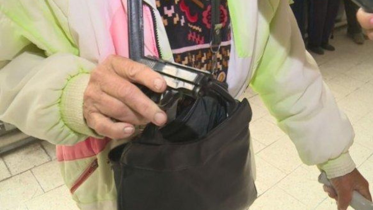 Баба въоръжена с пистолет отиде да си вземе пенсията от Световрачене