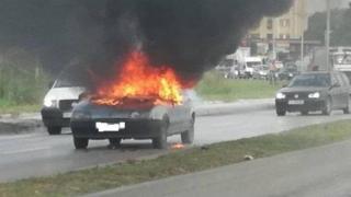 Шофьор пострада тежко след като колата му се запали в движение