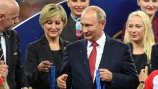 Дама от ФИФА открадна златен медал при награждаването на финала на Мондиала (видео)