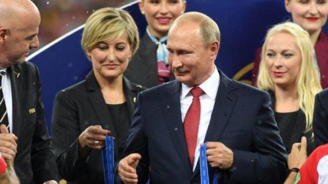 Дама от ФИФА открадна златен медал при награждаването на финала на Мондиала (видео)