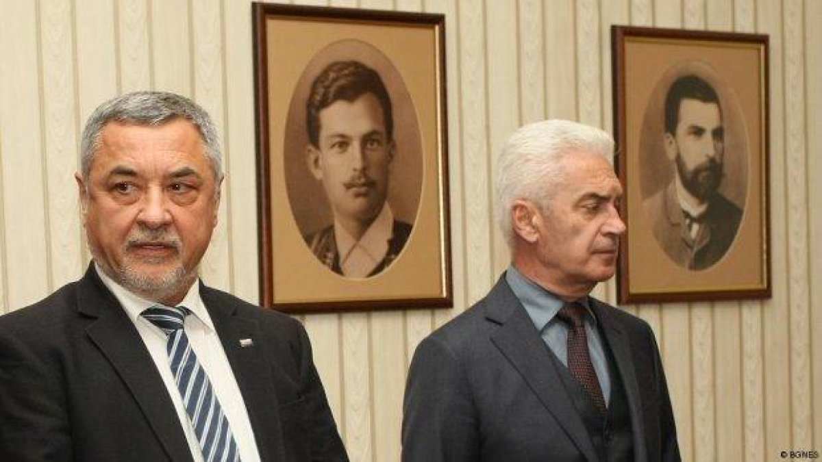 Какво правят тези хора във властта на България?