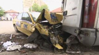 Неадекватен таксиджия с отнета книжка блъсна 9 коли в София