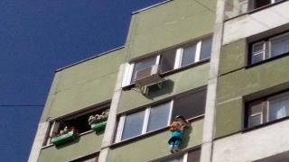 Работници спасиха дете, падащо от четвъртия етаж (видео)