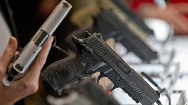 Гърция разби мрежа за контрабанда на българско оръжие
