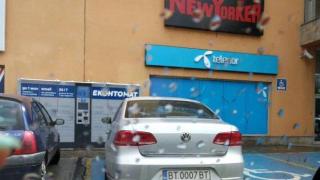 Кмет паркира неправилно на място за инвалиди пред МОЛ