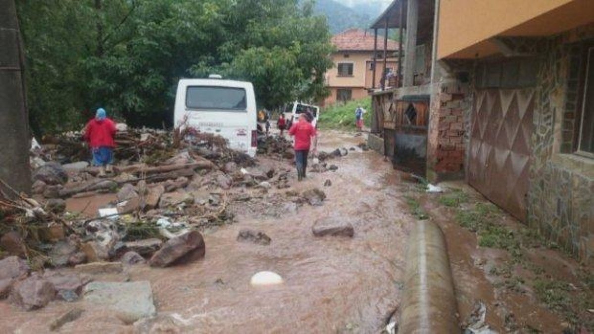 Спасиха 17 бедстващи деца, блокирани във вила край Тетевен