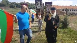 Хора с хоругви и свещеник защитават ферма в село Болярово (видео)