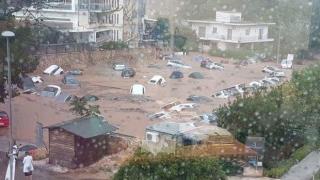 След опустошителните пожари в Атина, части от града са под вода от силни дъждове (видео)