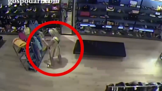 Група хора с дете крадат от магазин в Бургас (видео)