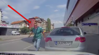 На косъм от агресия на пътя: Шофьор в нарушение се саморазправя с друг водач (видео)