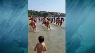Деца превърнаха Черно море в сцена за кръшни хора (видео)