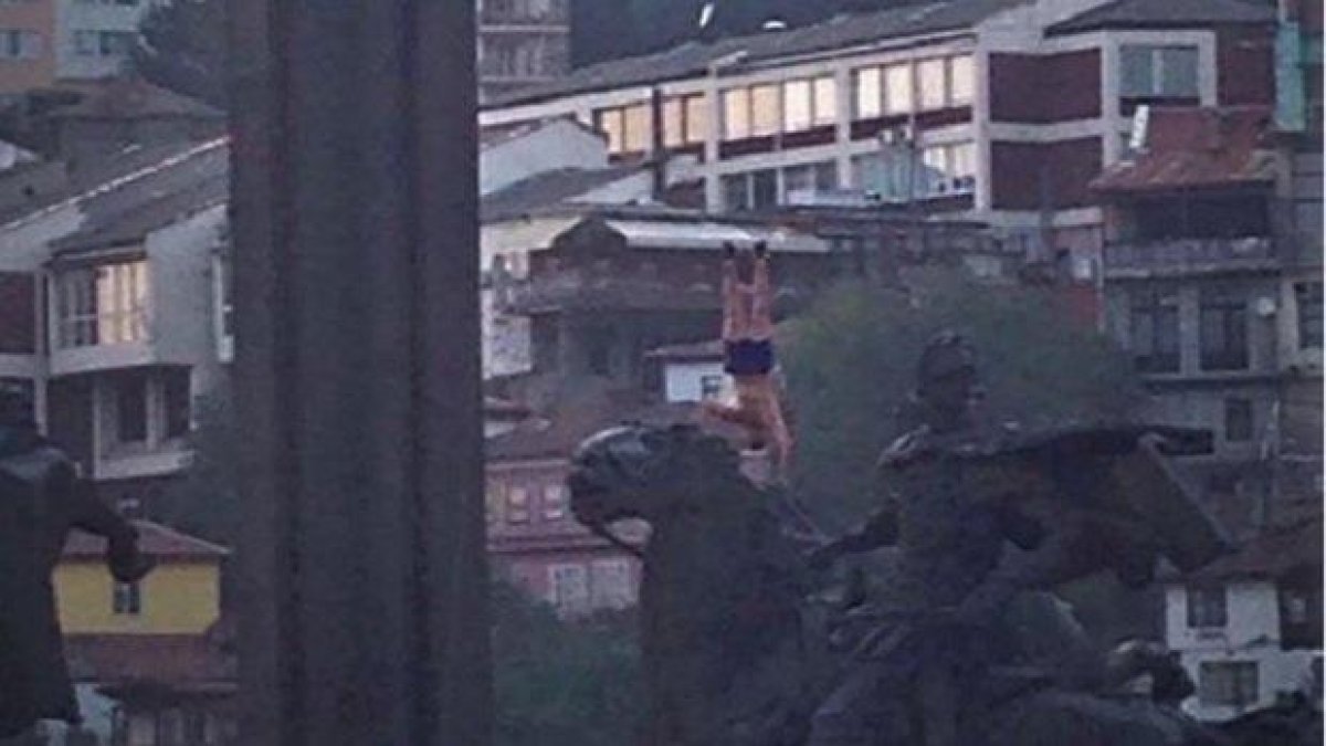 Младеж застана на челна стойка на паметника на Асеневци