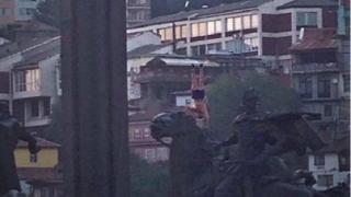 Младеж застана на челна стойка на паметника на Асеневци