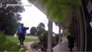 Доставчик на пици стряска хората с ужасяващо силния си глас (видео)