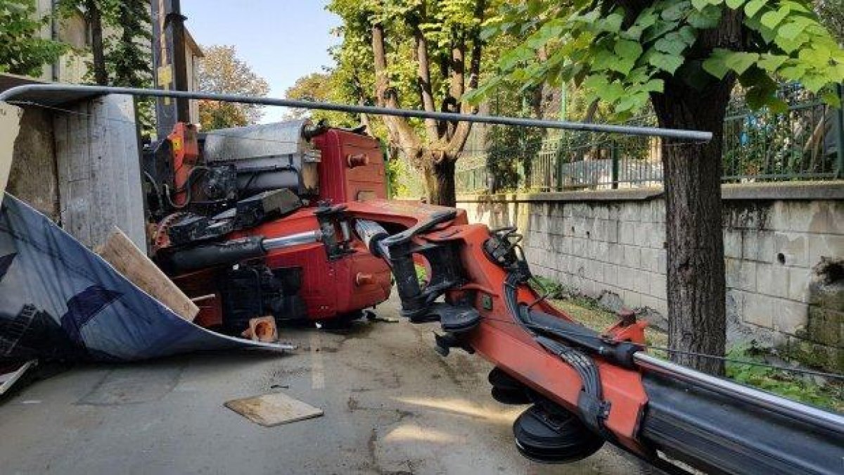 Кран падна върху оградата на училище във Варна