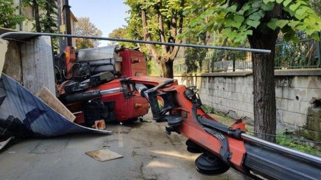 Кран падна върху оградата на училище във Варна