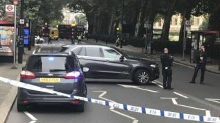 Кола се вряза в оградата на британския парламент, има пострадали (видео)