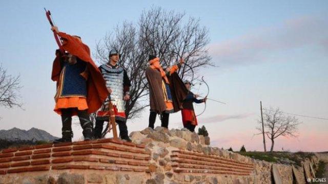 Откъде се взе този театрално-патриотичен подем?