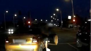 Шофьор наби друг на светофар в София (видео)