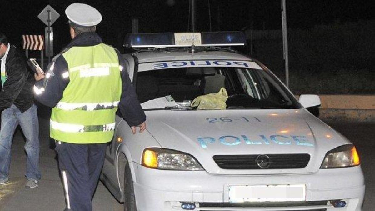 Полицаи от Пловдив арестуваха двама пияни зад волана на една и съща кола