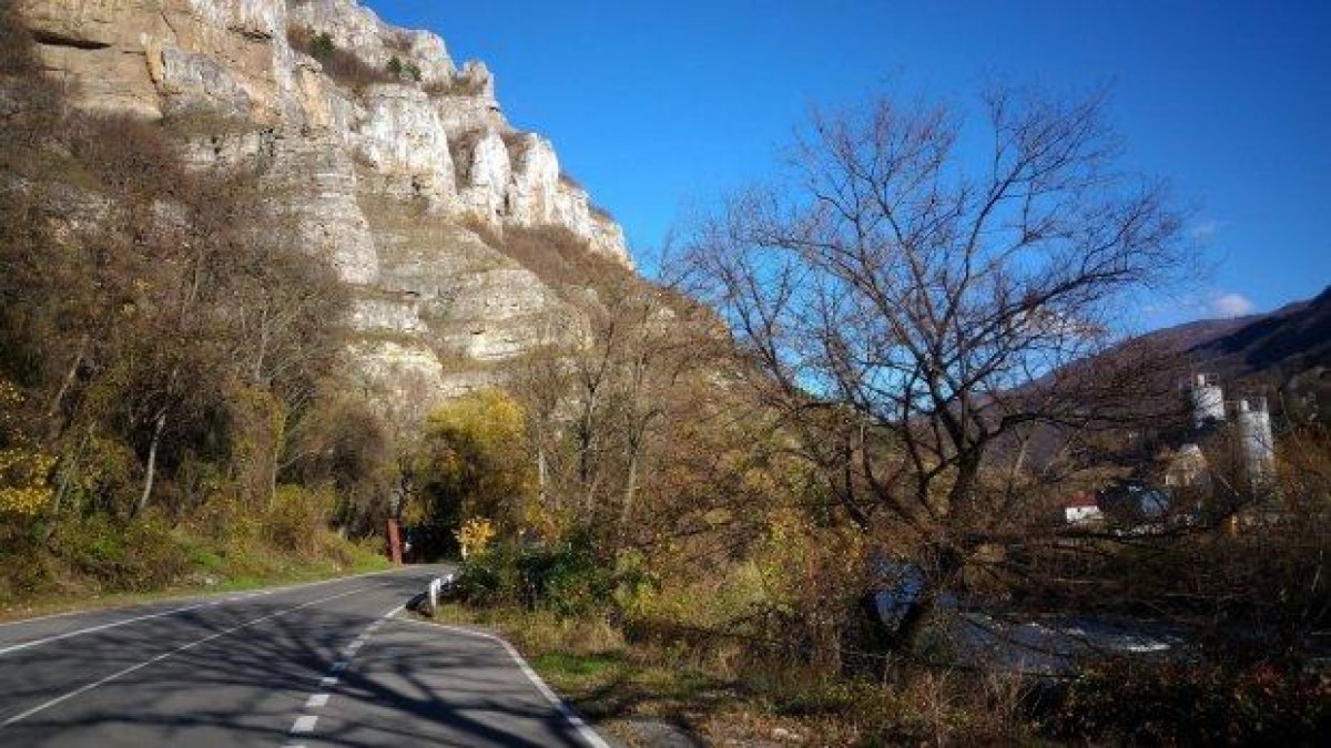 Близо 50 опасни завоя ни дебнат из страната