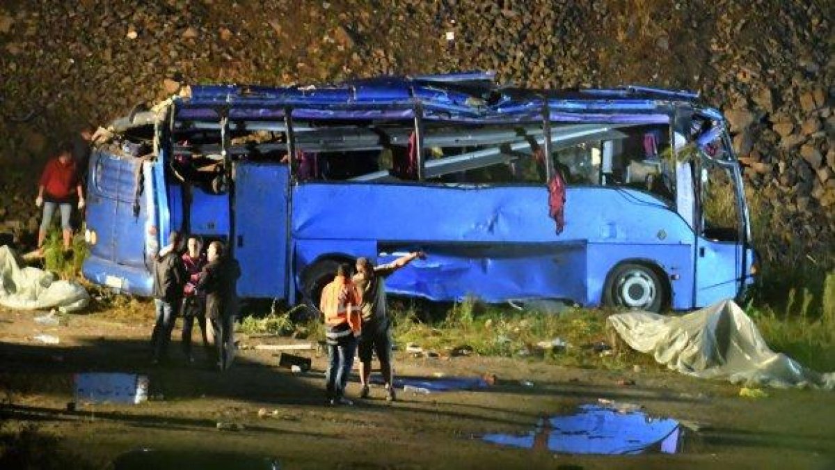 Първо изписаха, а после арестуваха шофьора на автобусa, в който загинаха 17 човека