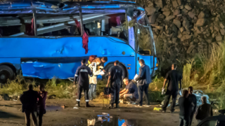 Прокуратурата иска домашен арест за шофьора на обърналия се автобус