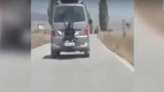 В Турция задържаха баща, вързал дъщеря си за микробус (видео)
