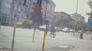 Колоездач се бие с пешеходка в грозно зрелище до "Пирогов" (видео)