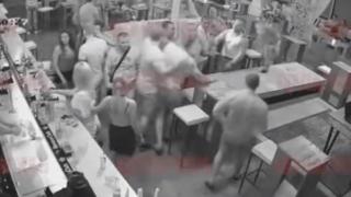 Батки помитат друга компания в бургаски бар (видео 18+)