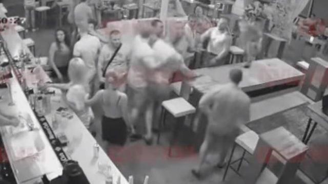 Батки помитат друга компания в бургаски бар (видео 18+)