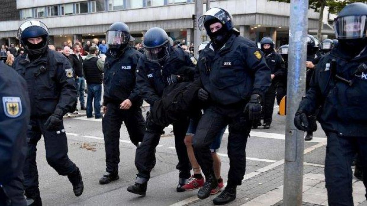 Протестите в Кемниц: Сблъсъци с полицията, ранени и стотици арестувани