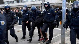 Протестите в Кемниц: Сблъсъци с полицията, ранени и стотици арестувани