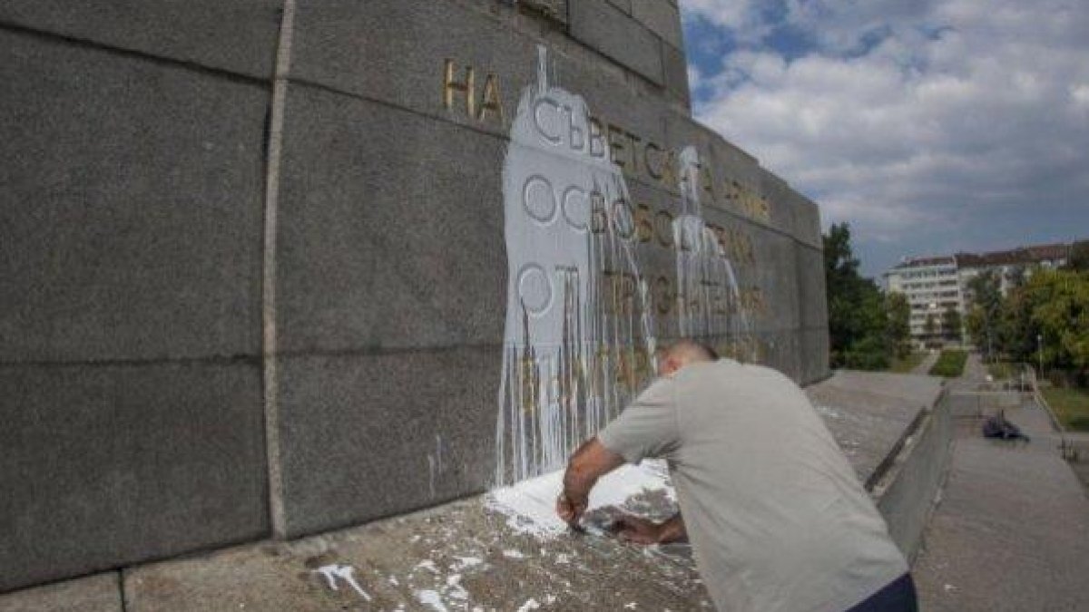 Паметникът на Съветската армия в София осъмна залят с блажна боя