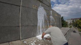 Паметникът на Съветската армия в София осъмна залят с блажна боя