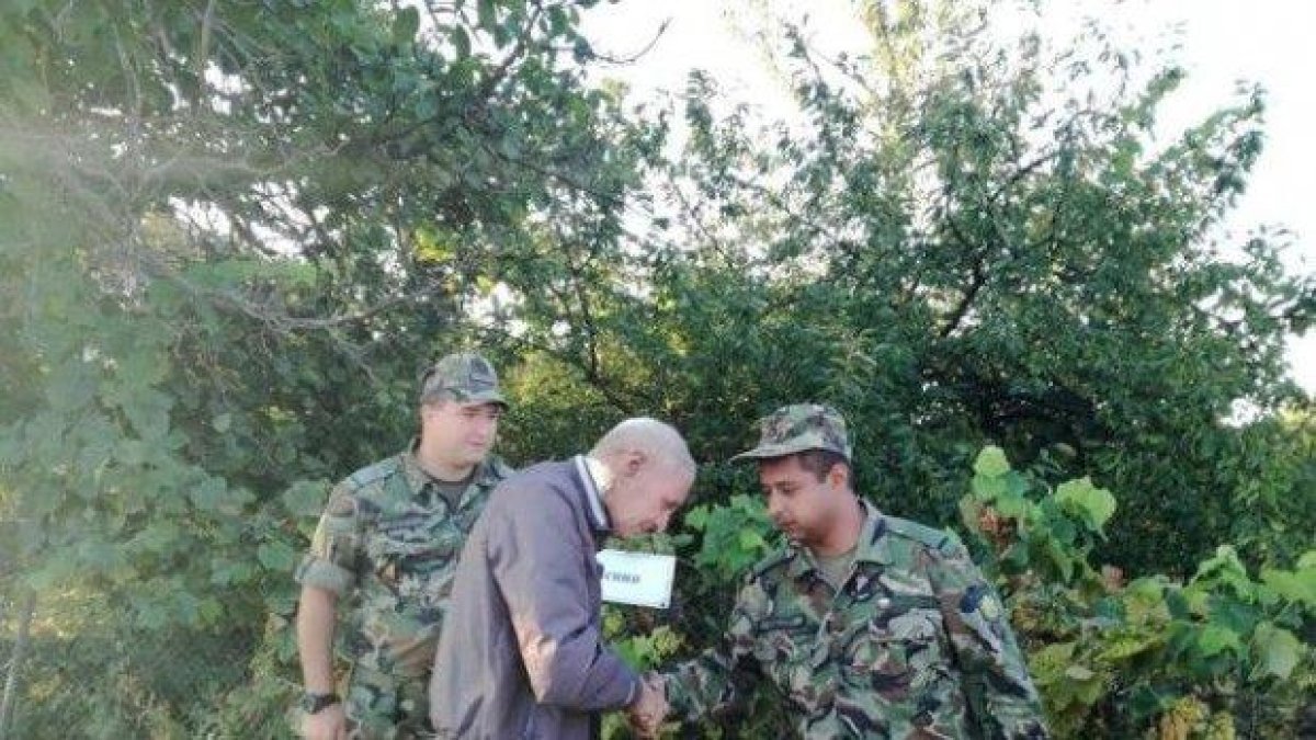 Дядо Георги благодари на военните, които го спасиха от пожар