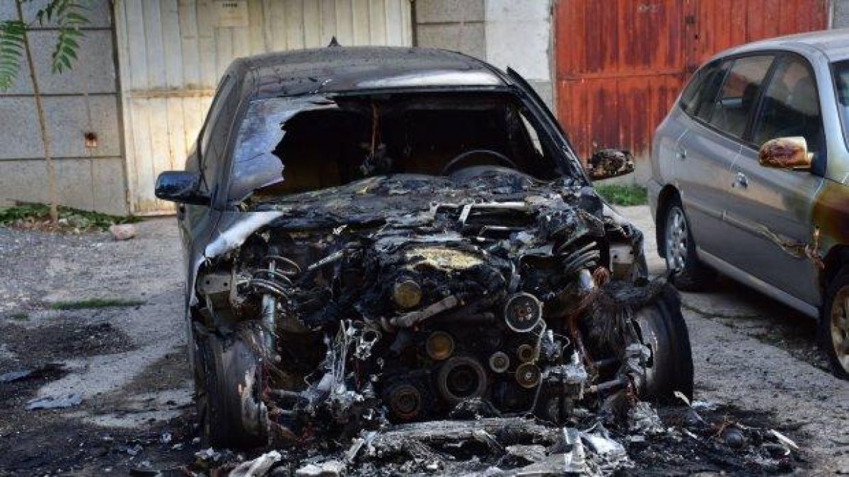 Подпалиха колата на скандалния районен съдия на Враца